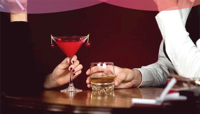 バーでお酒を飲む男女の画像